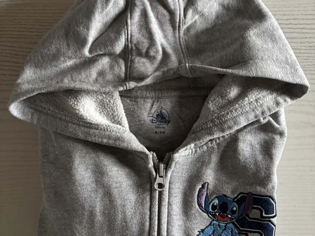 Billede 3 - Trøje med hætte, Disney , str. 140, Str.8-10 år