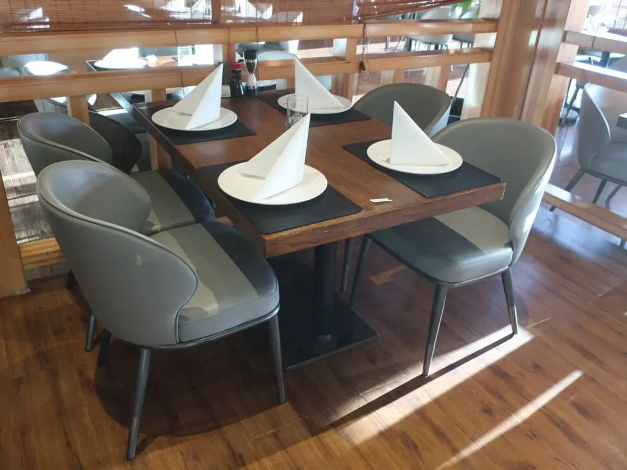 Billede 1 - 3 borde og 12 nye stole