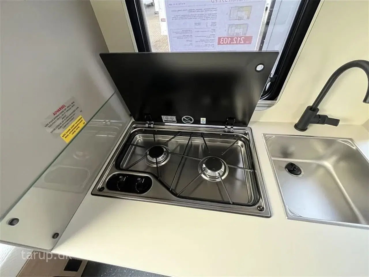 Billede 12 - 2026 - Adria Action 391 PD   Tværstillet dobbeltseng, L-siddegruppe, LED-kanallys, TV-holder,  alufælge, panorama-vindue, stort køleskab, el-gulv-varme, Truma Combi 4