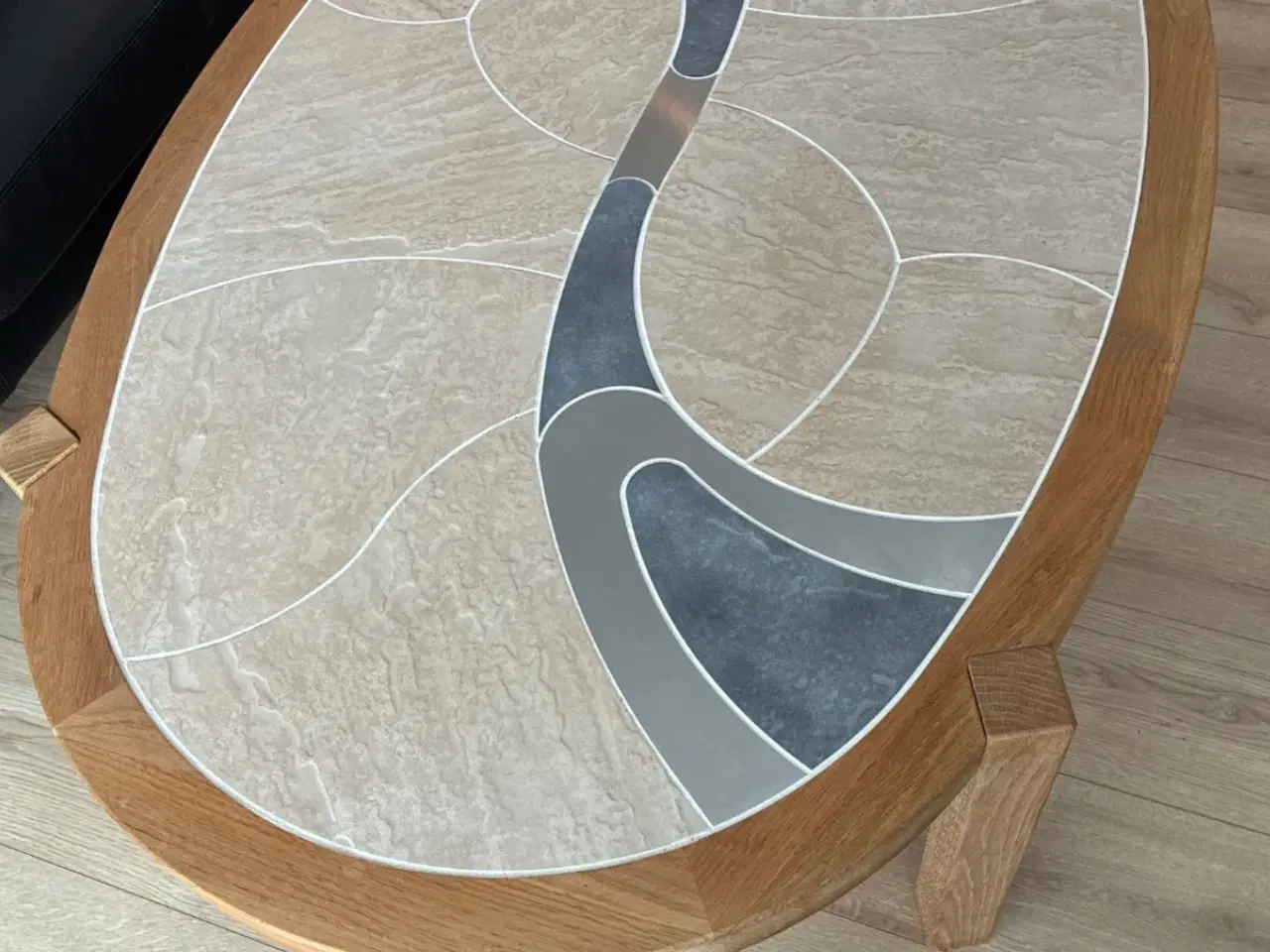 Billede 2 - Sofabord i sæbebehandlet eg med beige/grå kakler