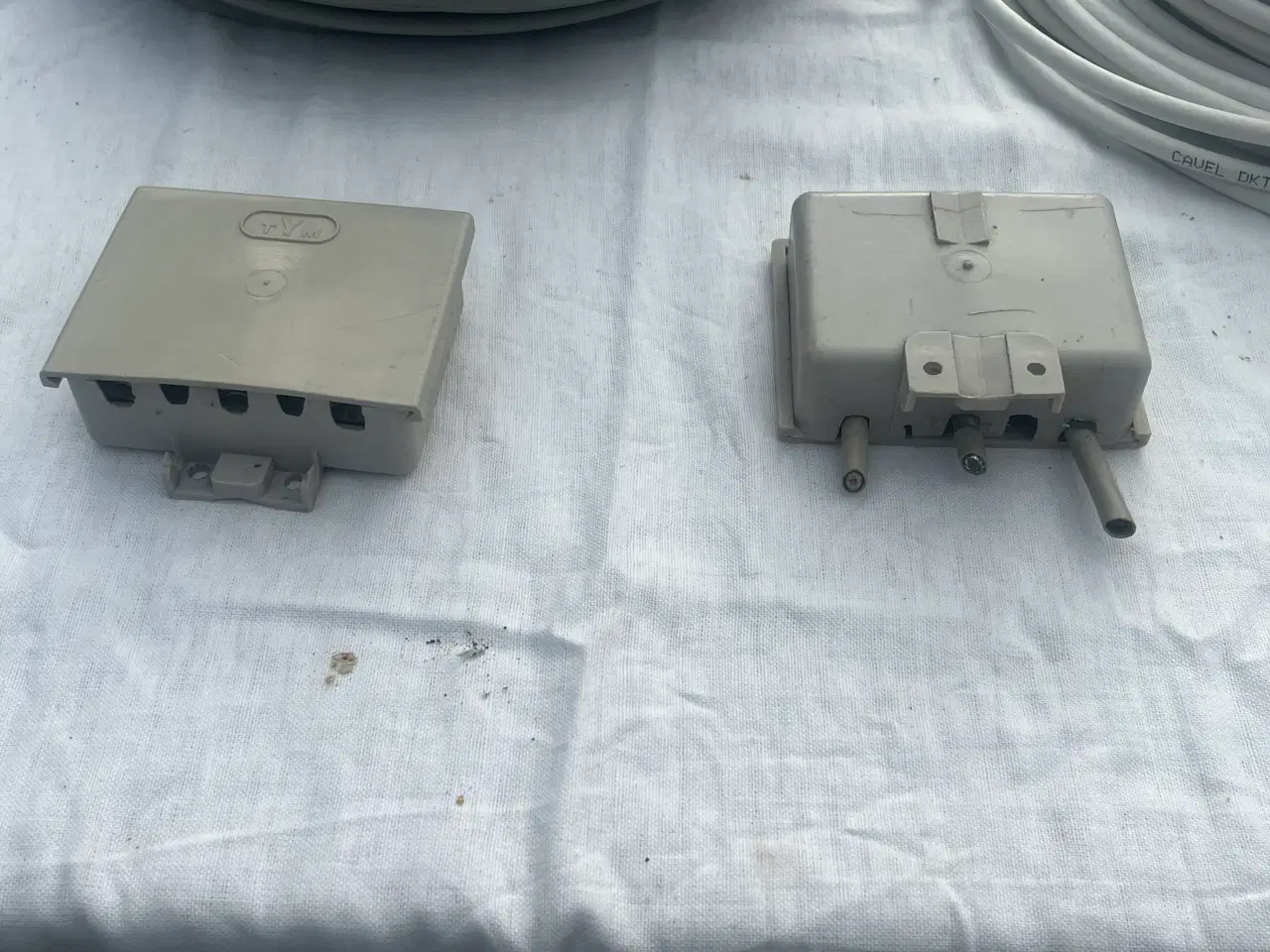 Billede 4 - 2 ruller antennekabler med fordelerdåse