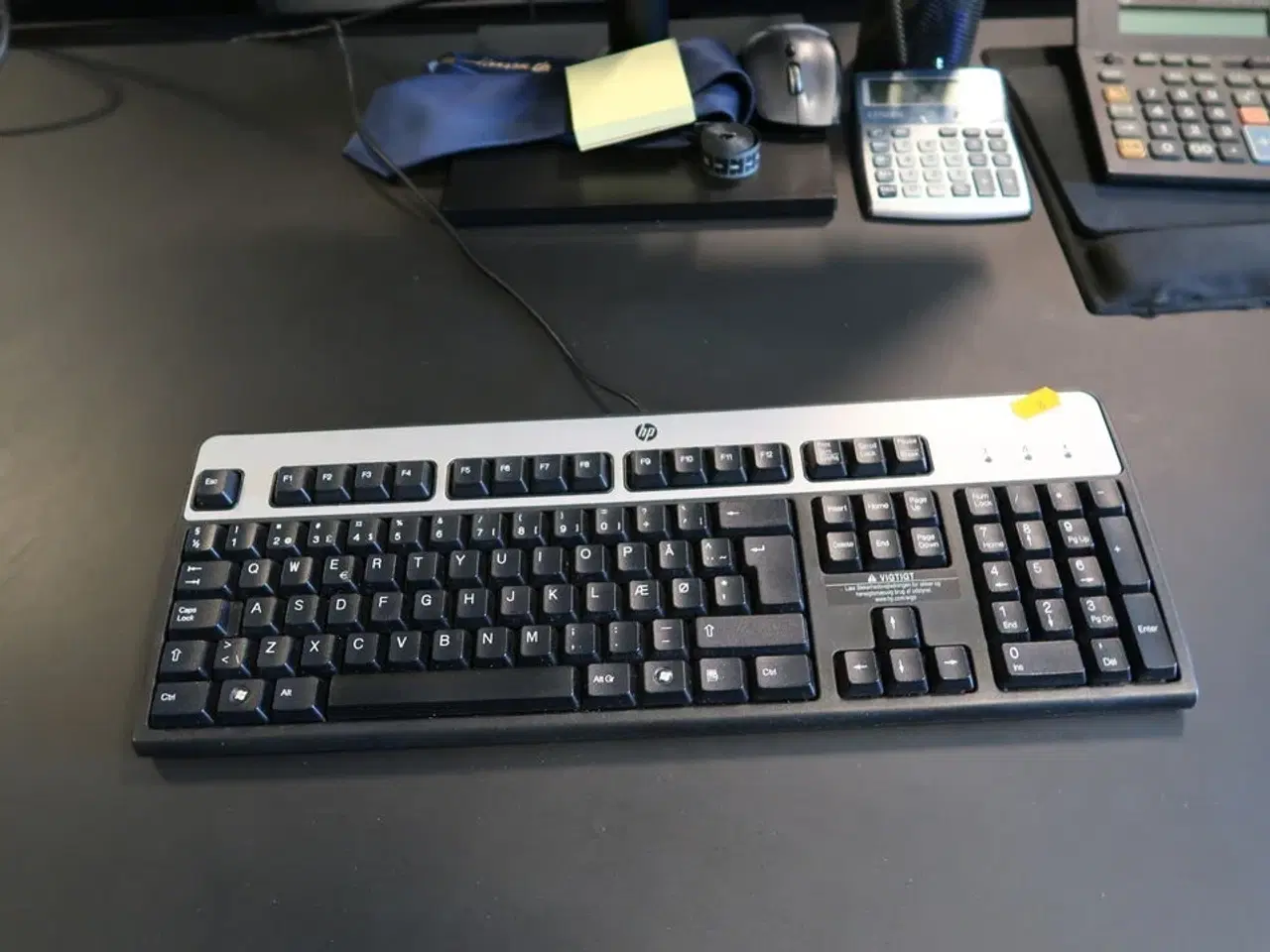 Billede 2 - Computerskærm SAMSUNG F24T450FQR samt tastatur og mus