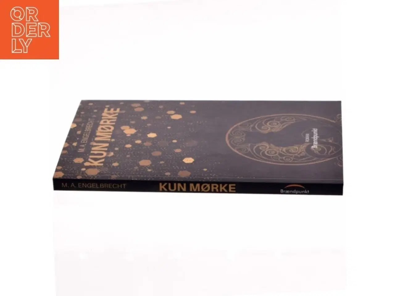 Billede 2 - Kun mørke : roman af M. A. Engelbrecht (f. 1993) (Bog)