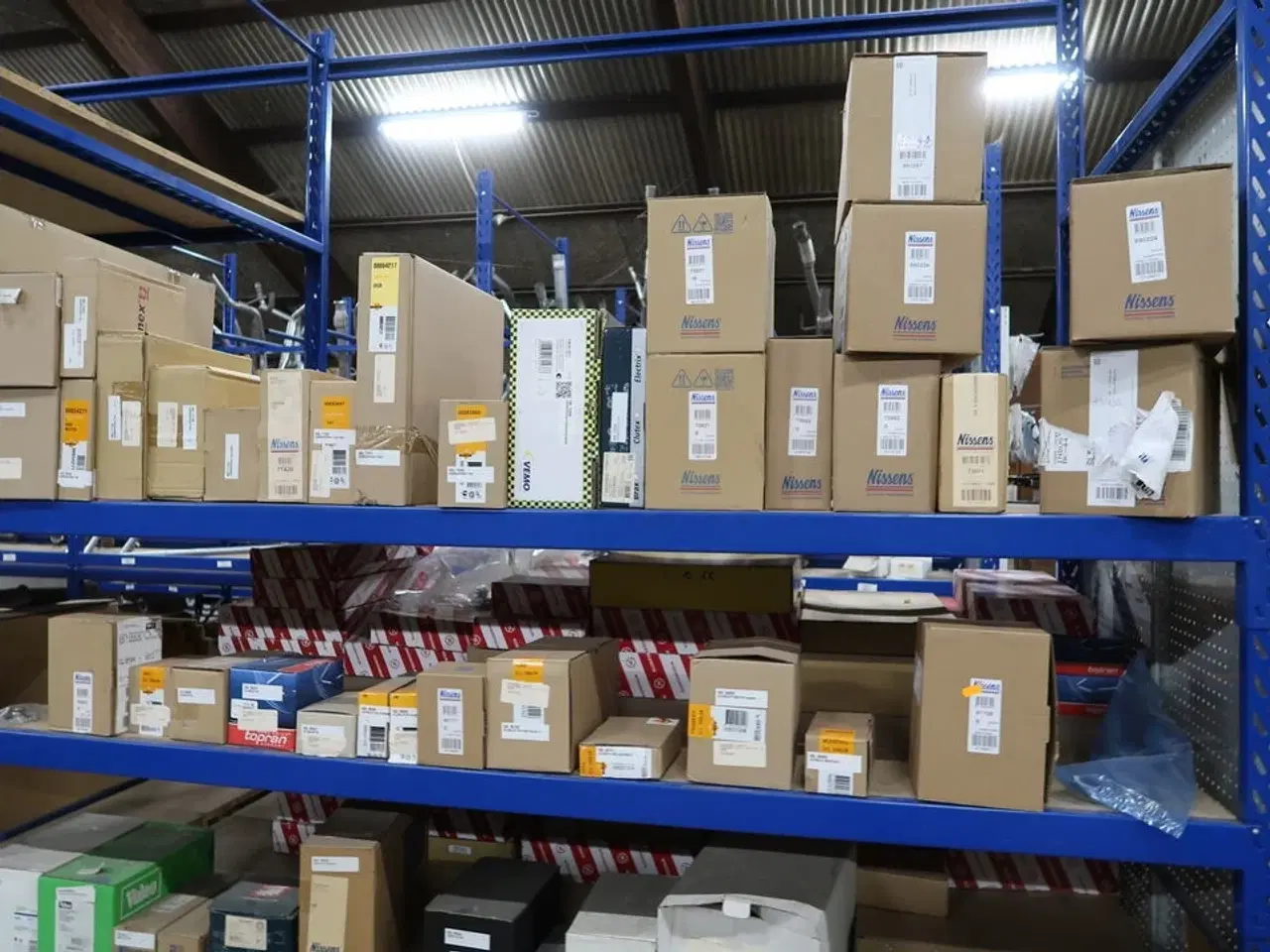 Billede 2 - Indhold i lagerreol