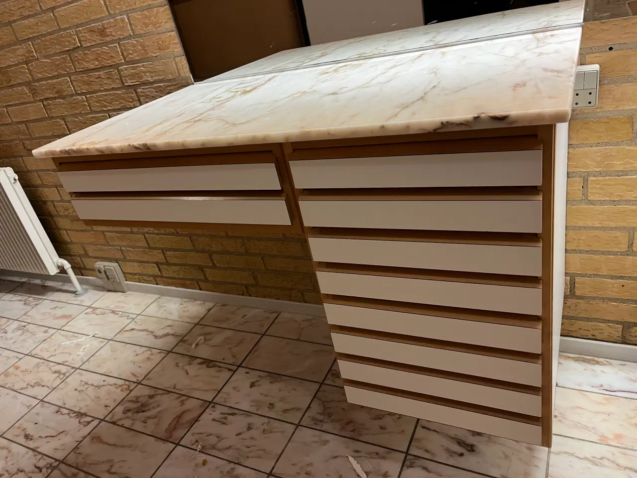 Billede 2 - Uno Form klassiske bsdeværelsesmøbler med marmor