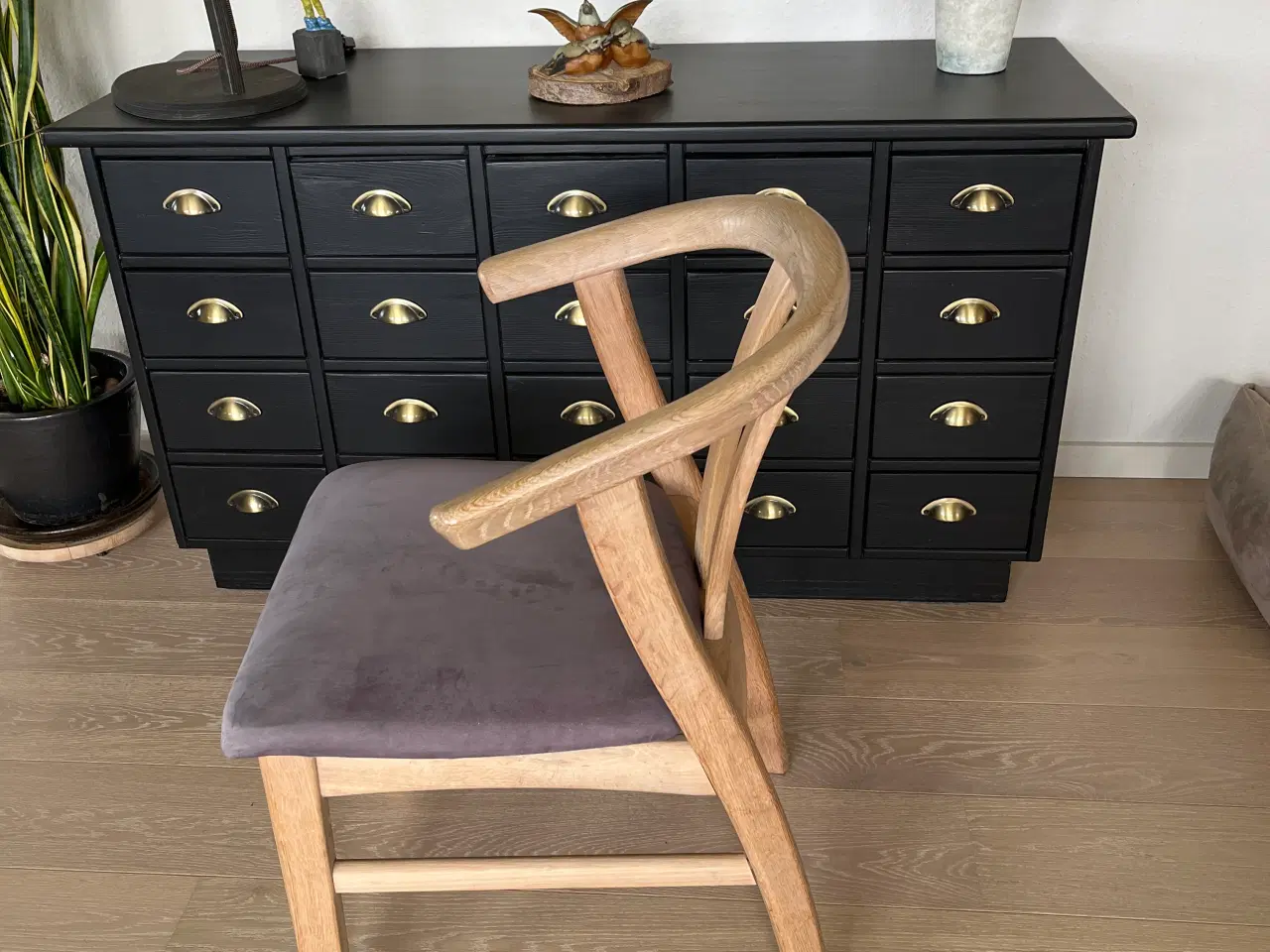 Billede 2 - Spise stole i egetræ , med stof sæder 250kr pr stk