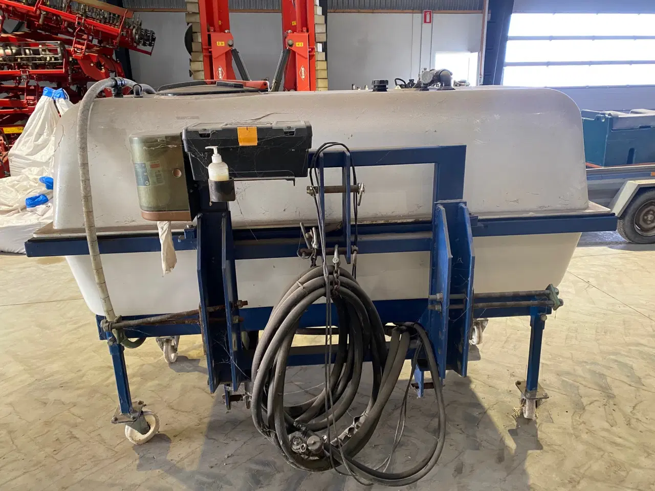 Billede 2 - 1.500 liter fronttank med udstyr