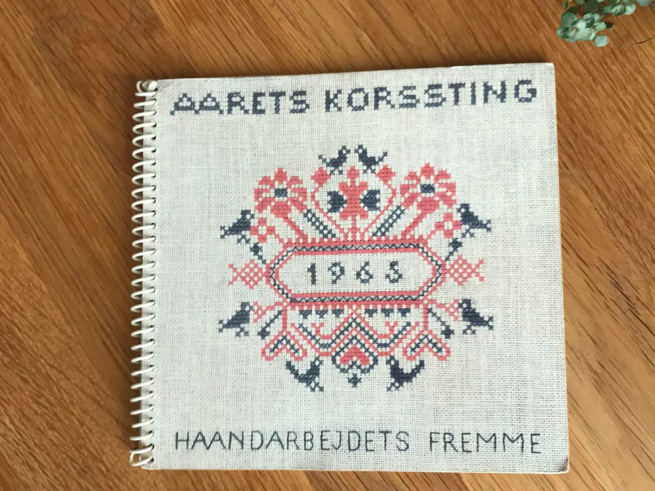Billede 1 - Aarets Korssting  -  Kalender  1965