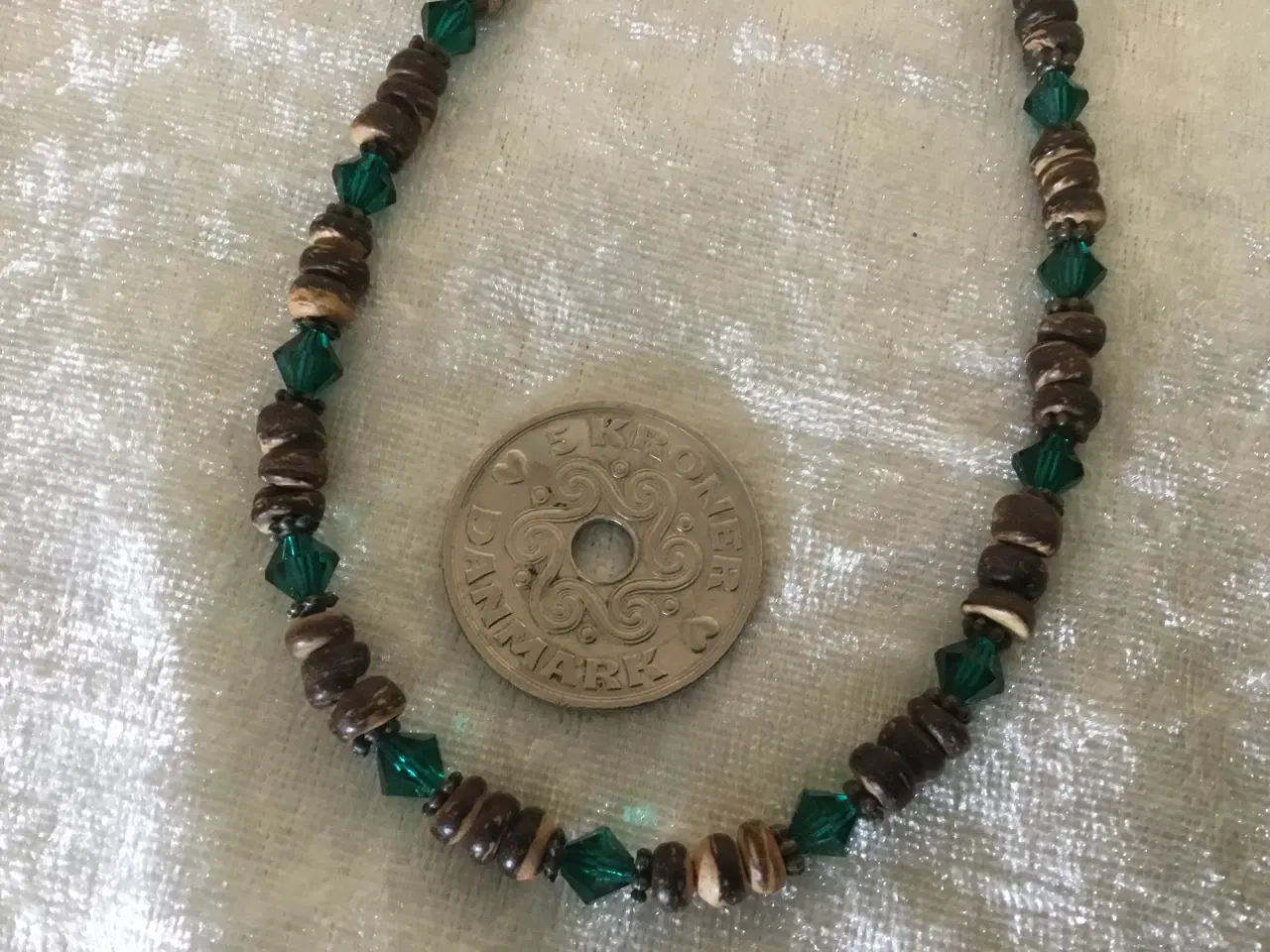 Billede 3 - Halskæde med kokus træ og Swarovski krystaller.  
