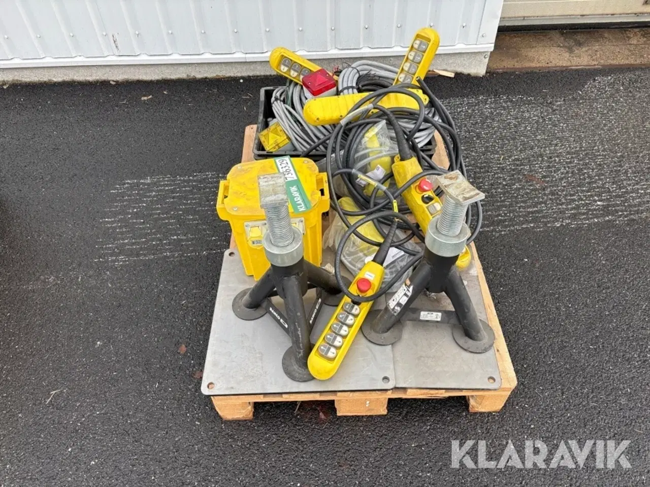 Billede 6 - Samlet lot - bukke, fjernbetjeninger, kabler