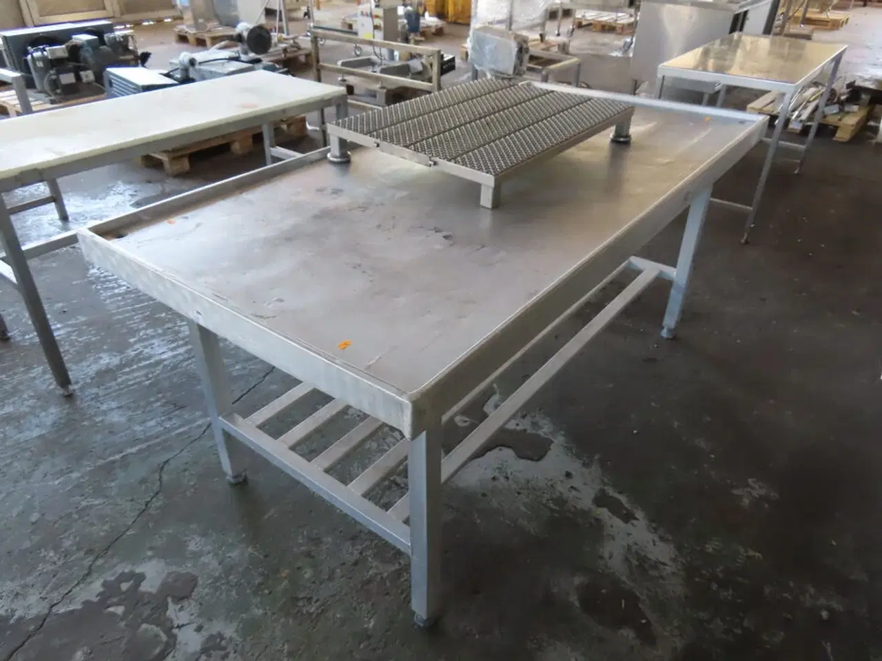 Billede 1 - Industrikøkken stålbord inkl. Trinbrædt (tarmbord)