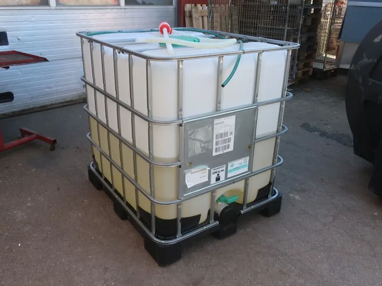 Billede 1 - 1000 L beholder med indhold