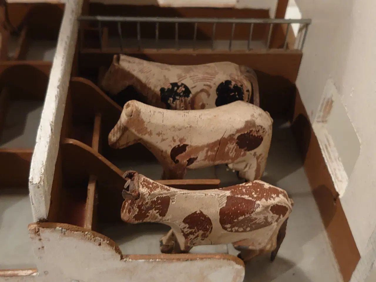 Billede 3 - Fængselslegetøj:Stor stald med 12 trædyr.1930-40