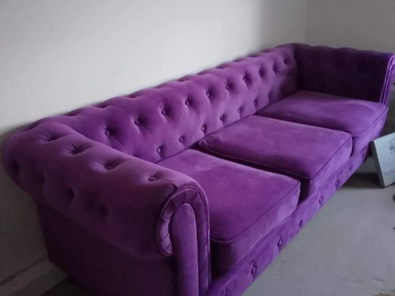 Billede 2 - Chesterfield lilla blød velour, 2 Ppers sofa+ stol