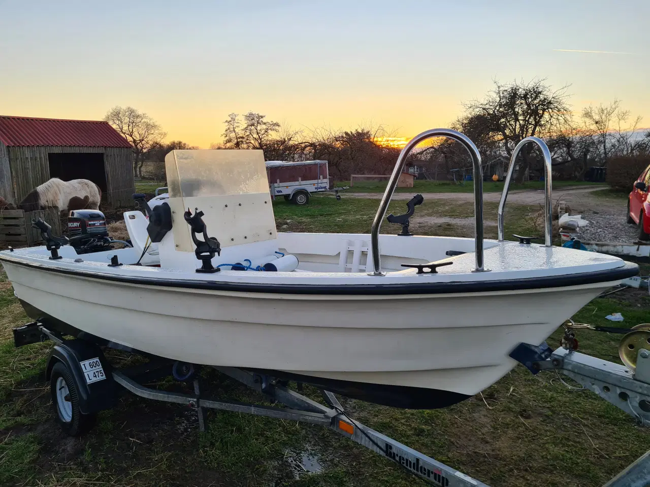 Billede 1 - Styrepultbåd med Nysynet trailer og 25HK Mercury 