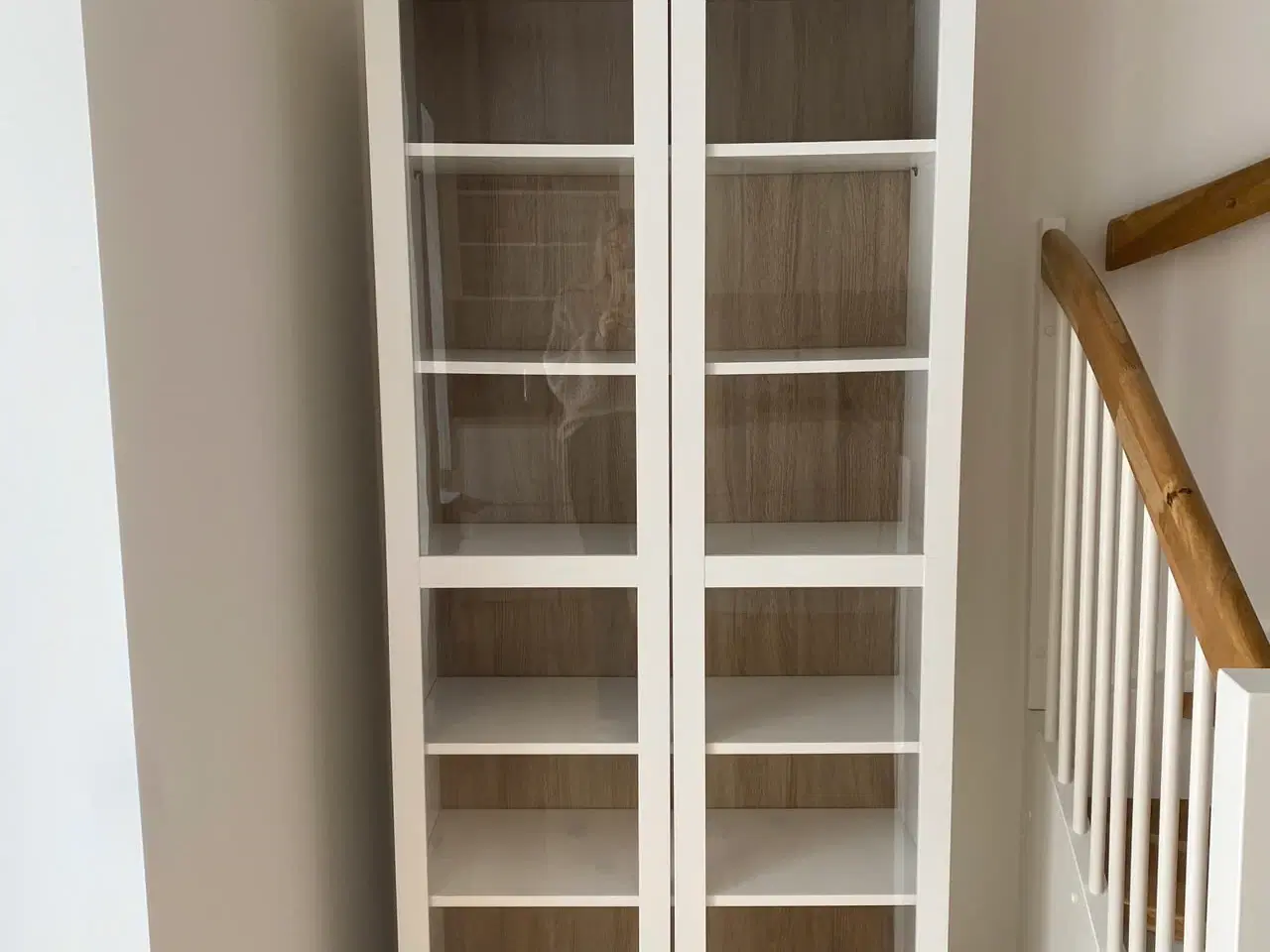 Billede 1 - Hvid vitrineskab i egetræslook