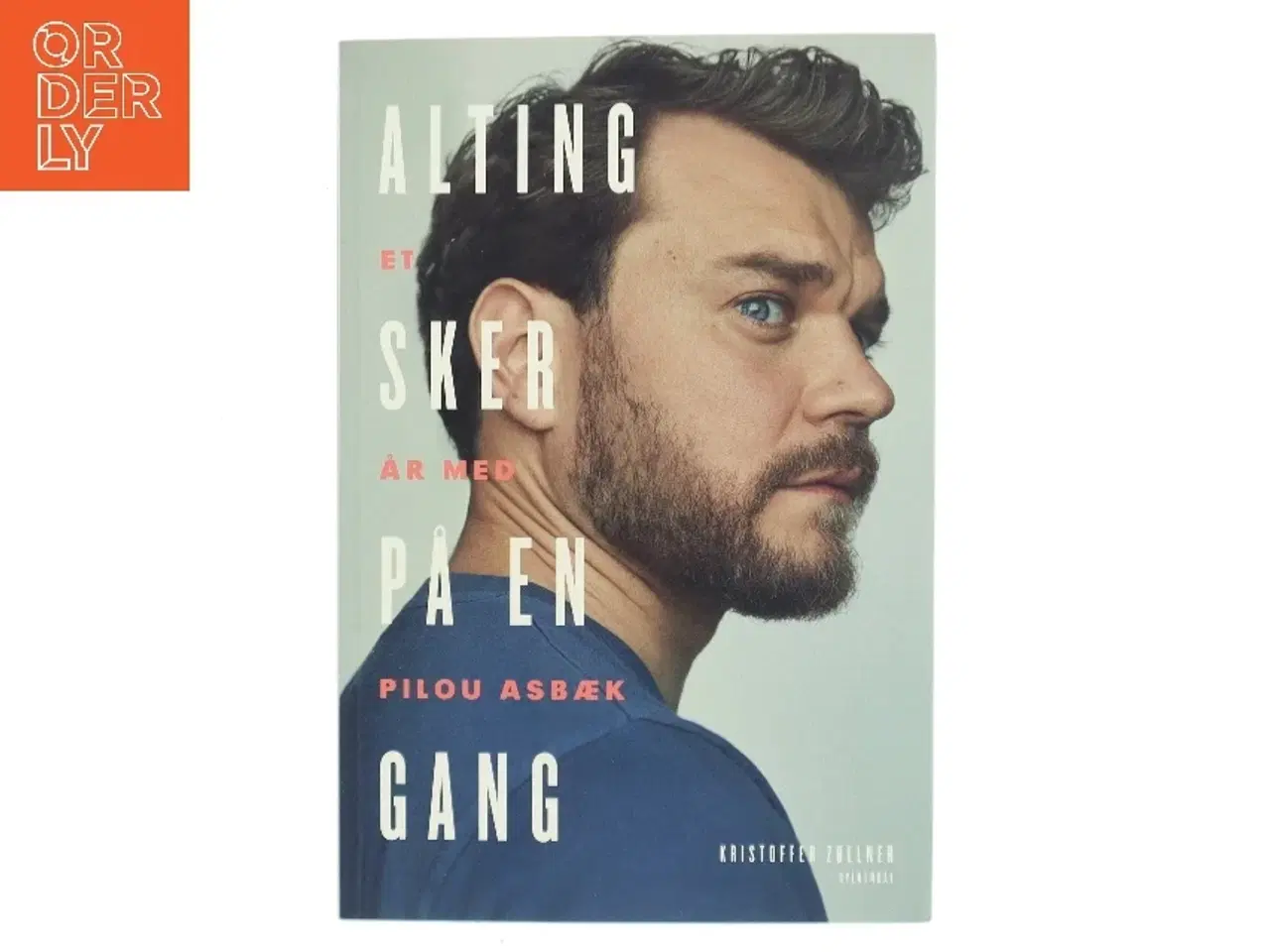 Billede 1 - Alting sker på en gang : et år med Pilou Asbæk af Kristoffer Zøllner (Bog)