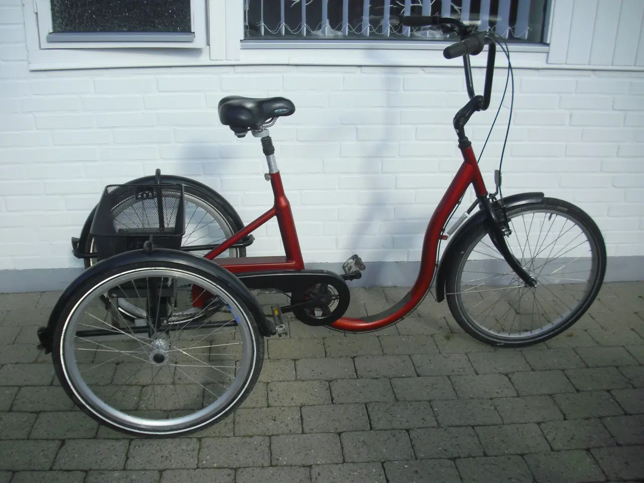 Billede 1 - Meget velholdt handikap cykel med kurv bagpå.