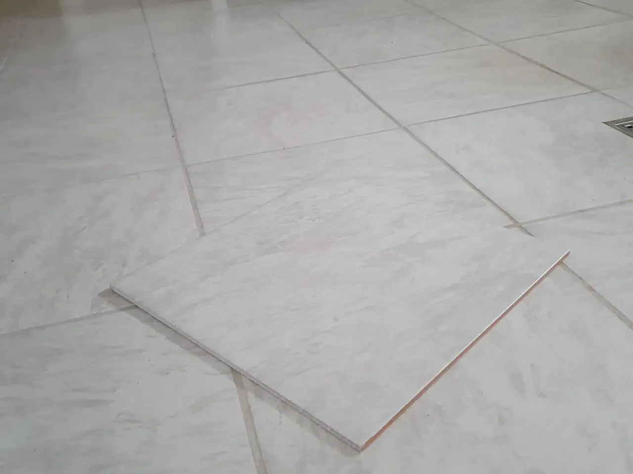 Billede 2 - Primo Prezzo keramik gulvflise 34x34 cm hvidgrå