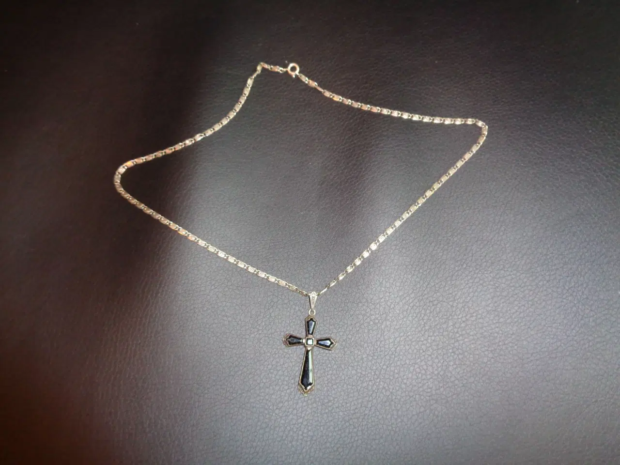 Billede 1 - sølvkæde med kors