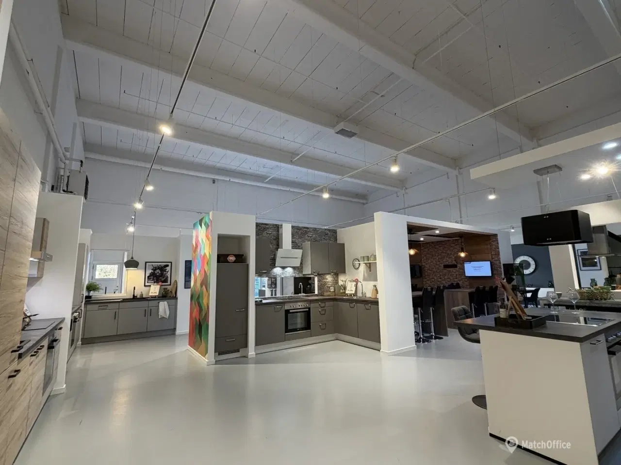 Billede 2 - Pæn & indbydende butik/showroom med stor synlighed