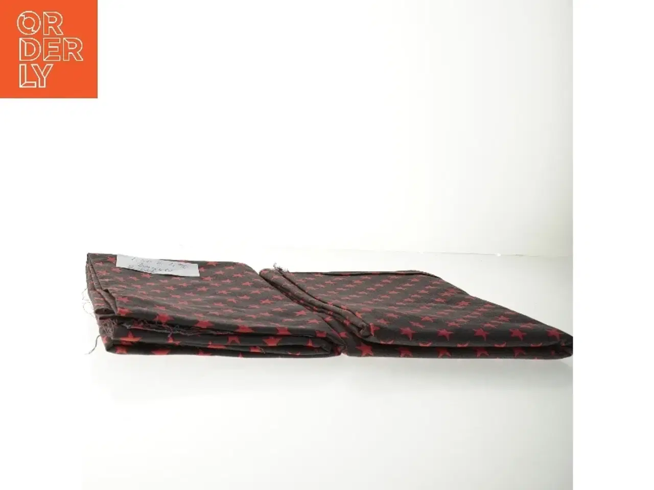 Billede 3 - Sort bomuldslærred med røde stjerner (str. 130 x 190 cm)