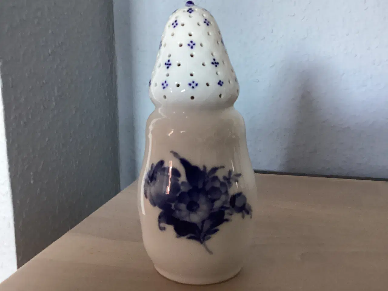 Billede 2 - Kgl. porcelæn, Blå blomst Sukkerstrøer sælges.