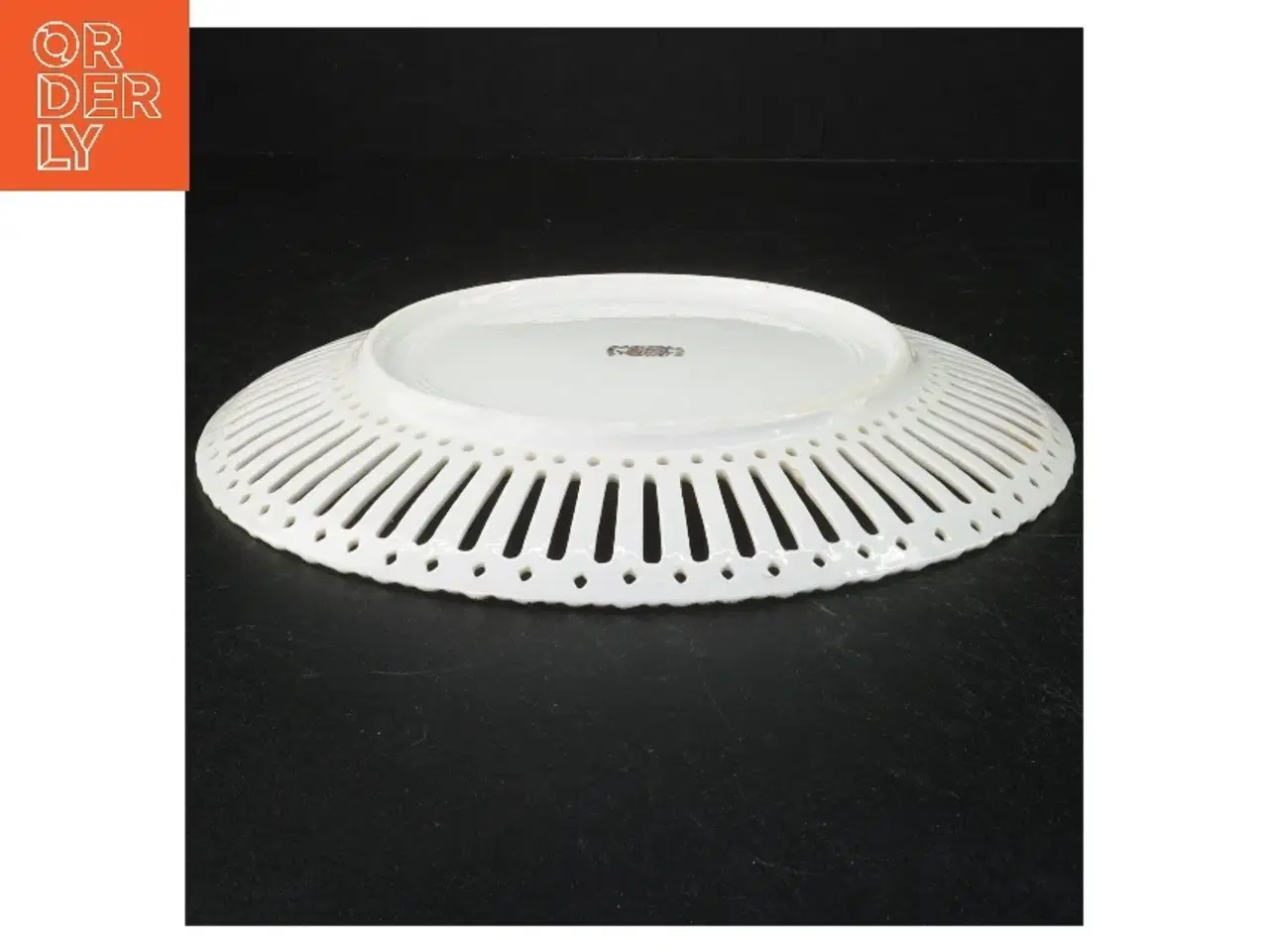 Billede 2 - Gennembrudt porcelænsfad med blomstermotiv (str. 24 cm)