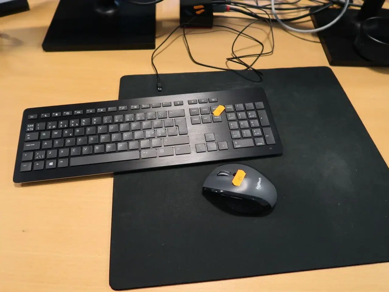 Billede 2 - 2 stk. computerskærme SAMSUNG F27T450FQR med tastatur og mus