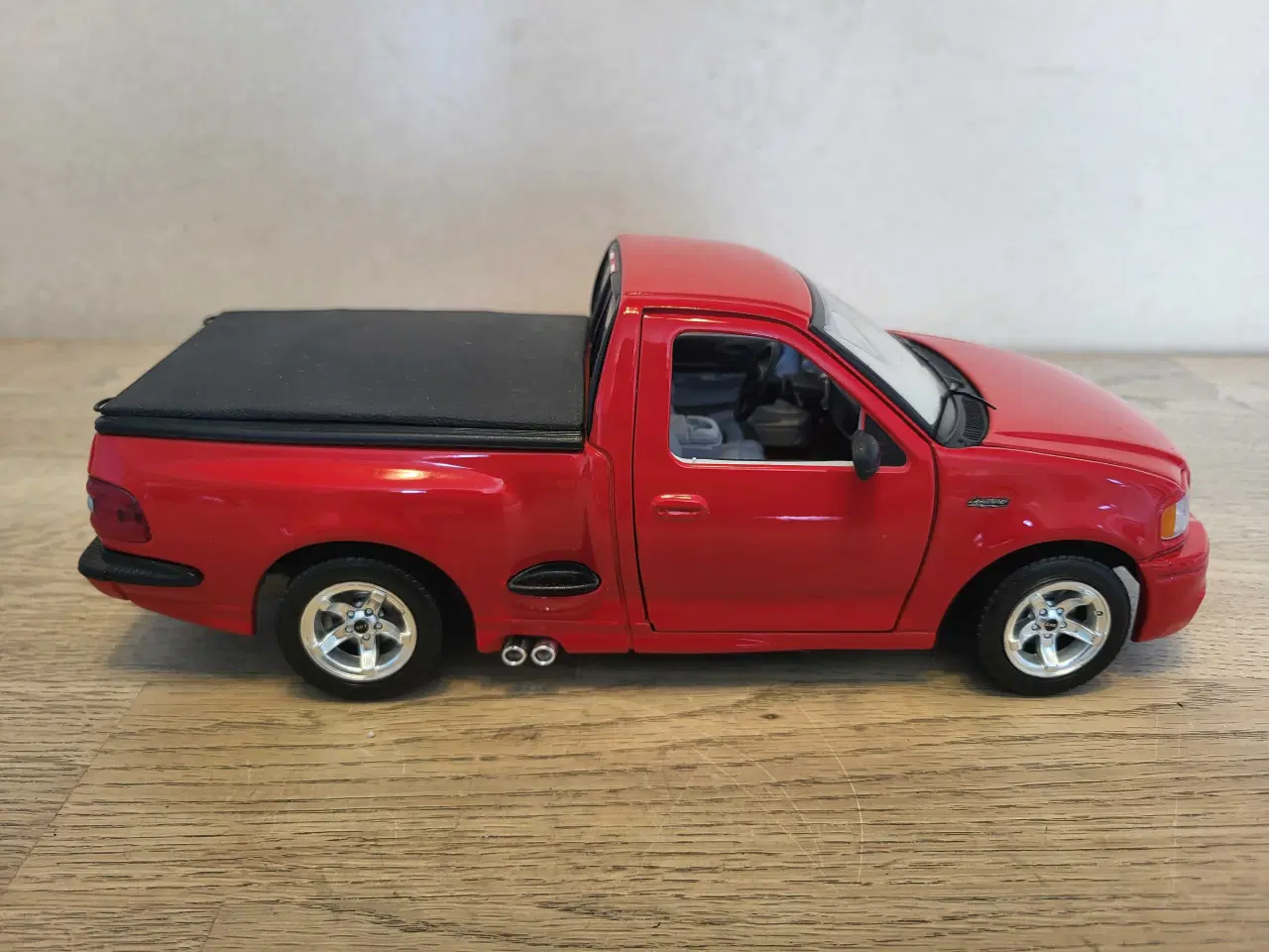Billede 1 - Modelbil: Ford F150 SVT (1999)  Skala 1/18.