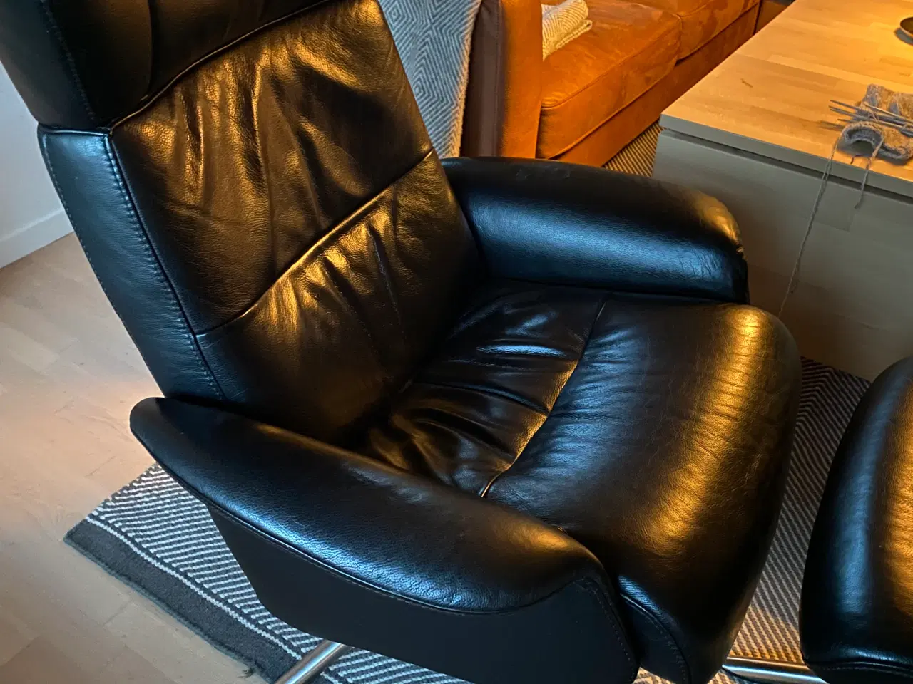 Billede 1 - Lænestol med fodskammel og indstilleligt ryglæn. 