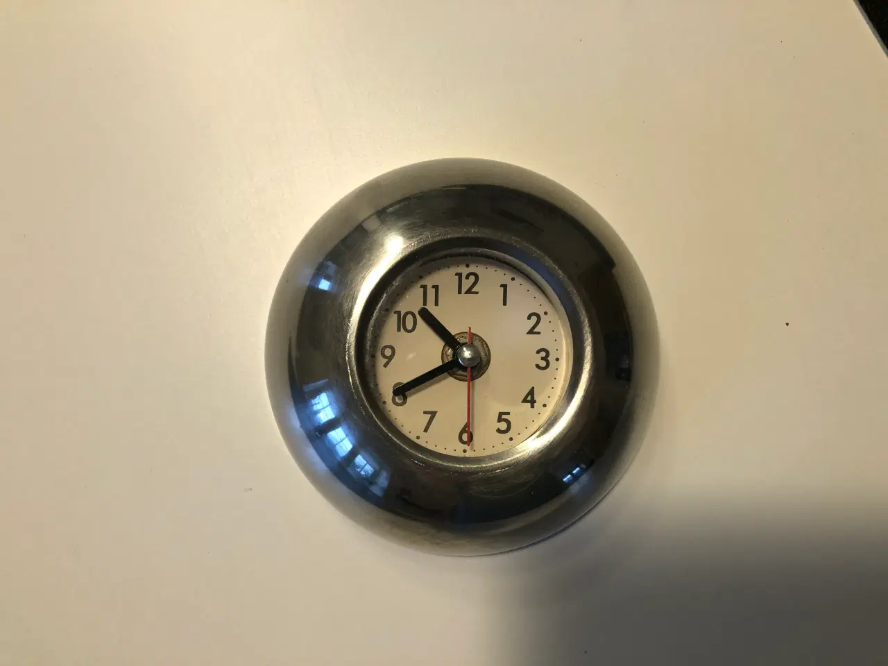 Billede 1 - Lille vægur i metal