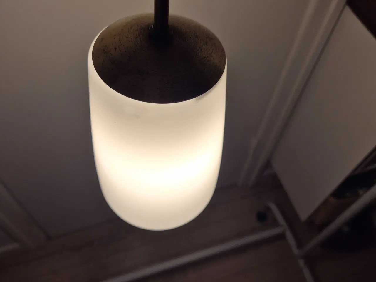 Billede 8 - Elegant retrolampel i opalglas med messingtop