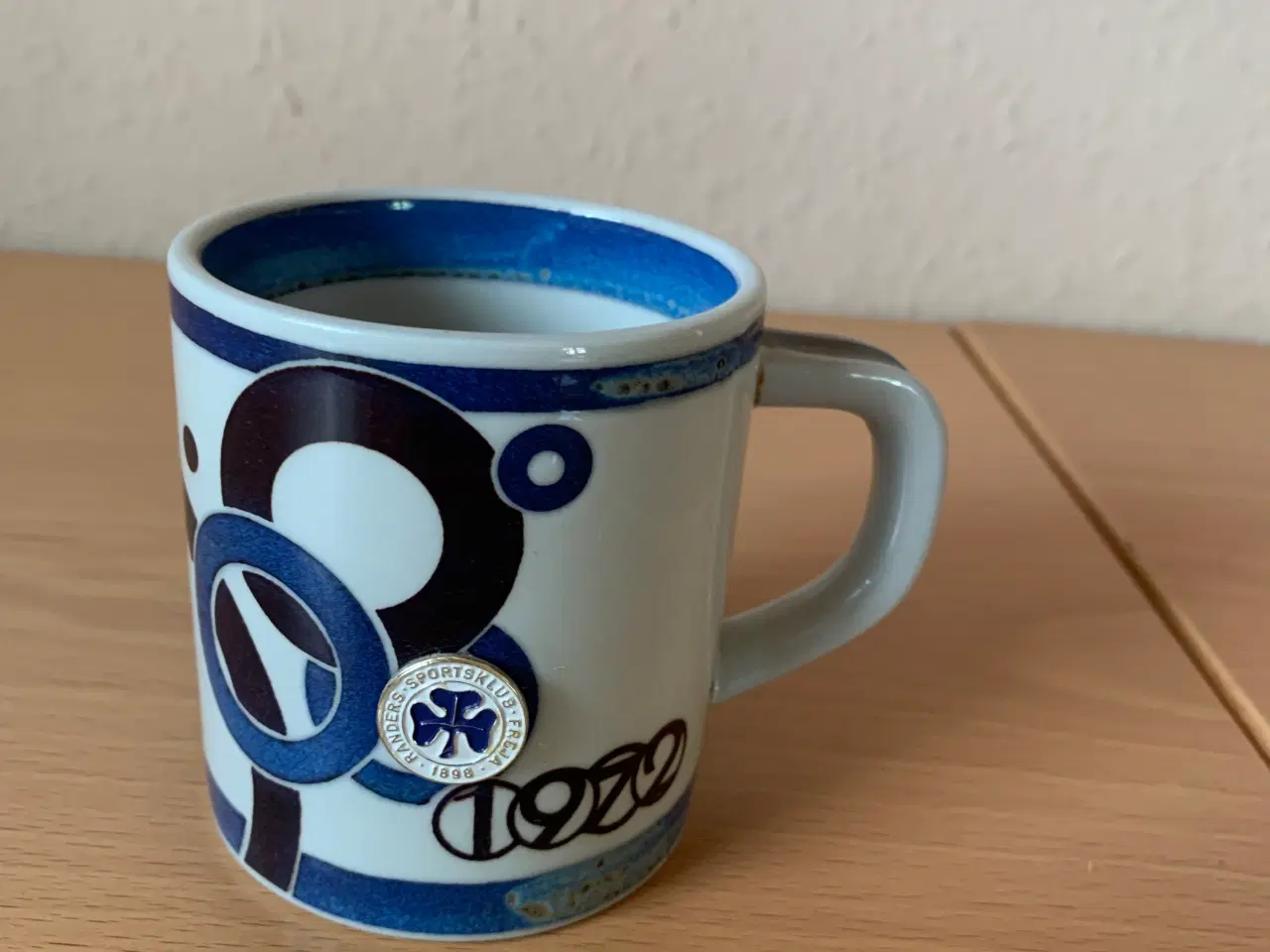 Billede 1 - Års krus 1972 med logo