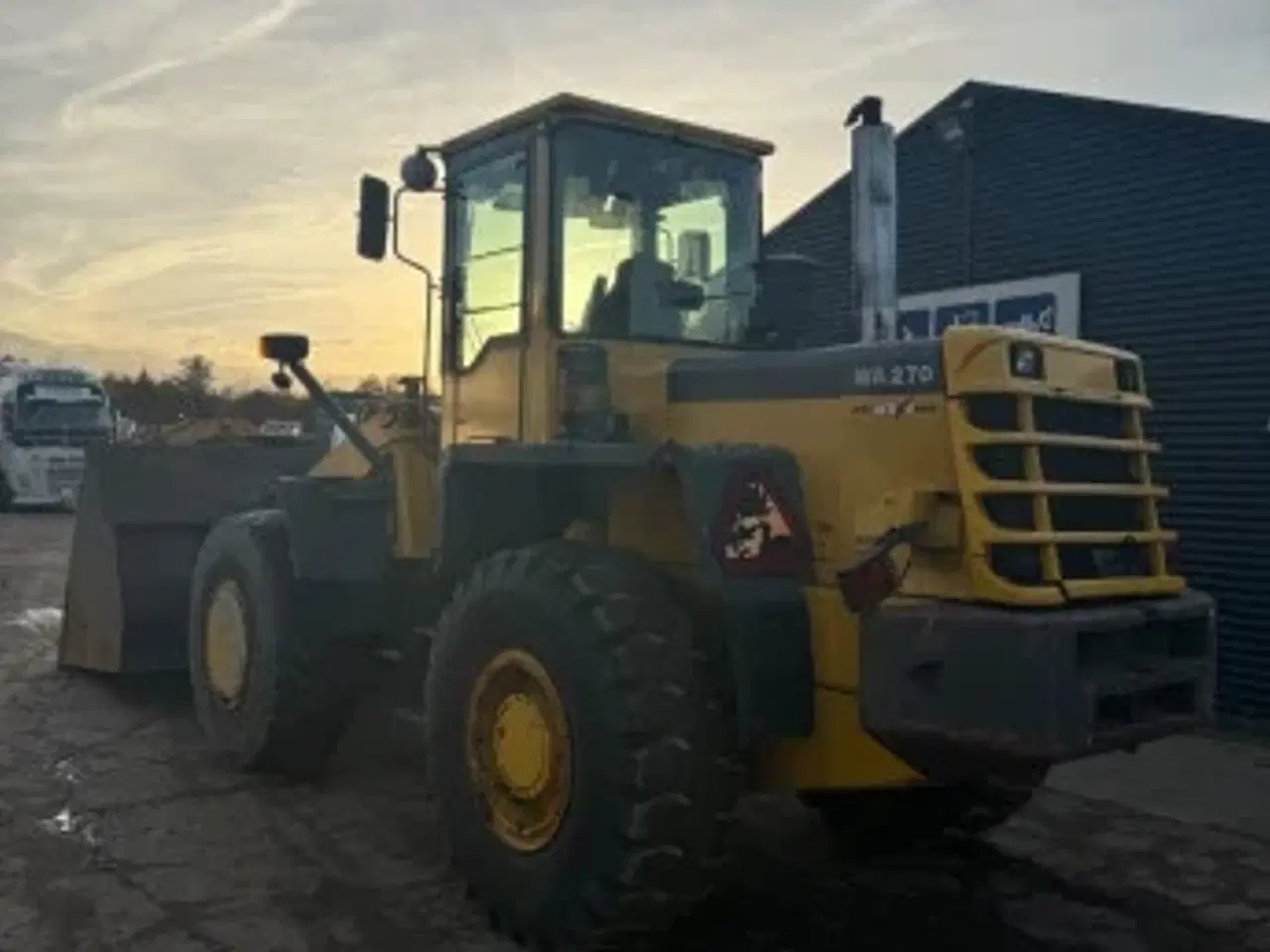 Billede 2 - Gummiged med Højtipskovl