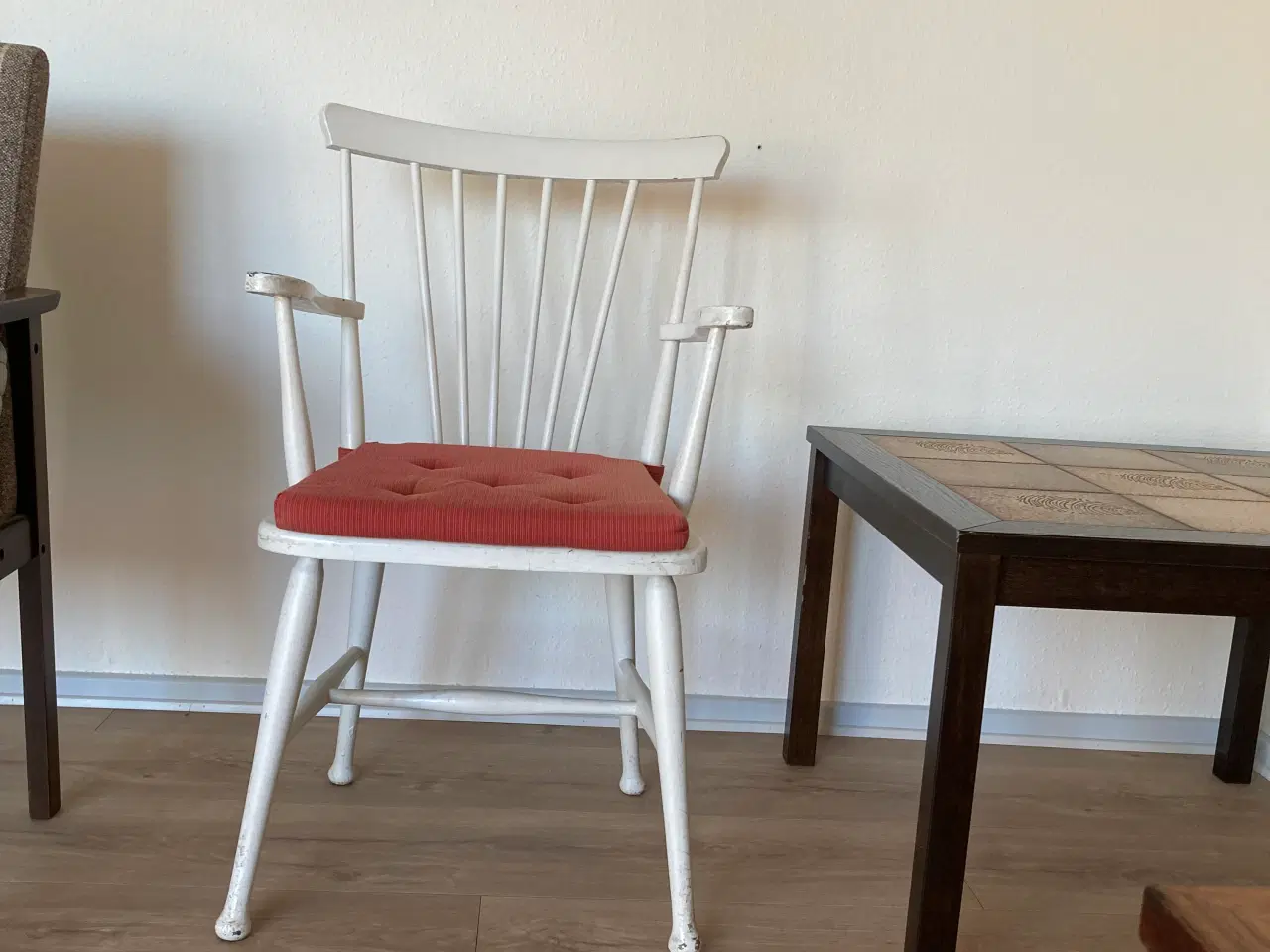 Billede 1 - Hvid træstol med armlæn