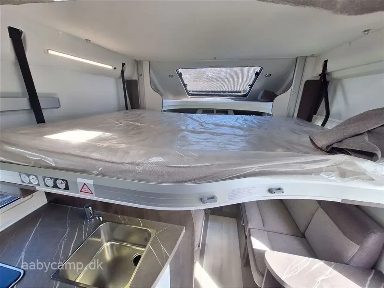 Billede 13 - 2025 - Benimar Tessoro 463 UP   Solcelle. markise. tv. 5 selepladser. batteri. helårsdæk. p-sensor for og bag. Bakkamera.