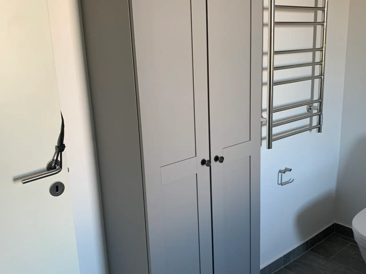 Billede 1 - IKEA Enhet højskabe grå med hylder