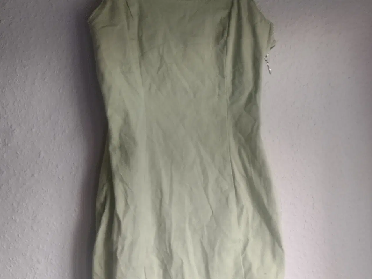 Billede 2 - Grøn kjole med lynlås str 36