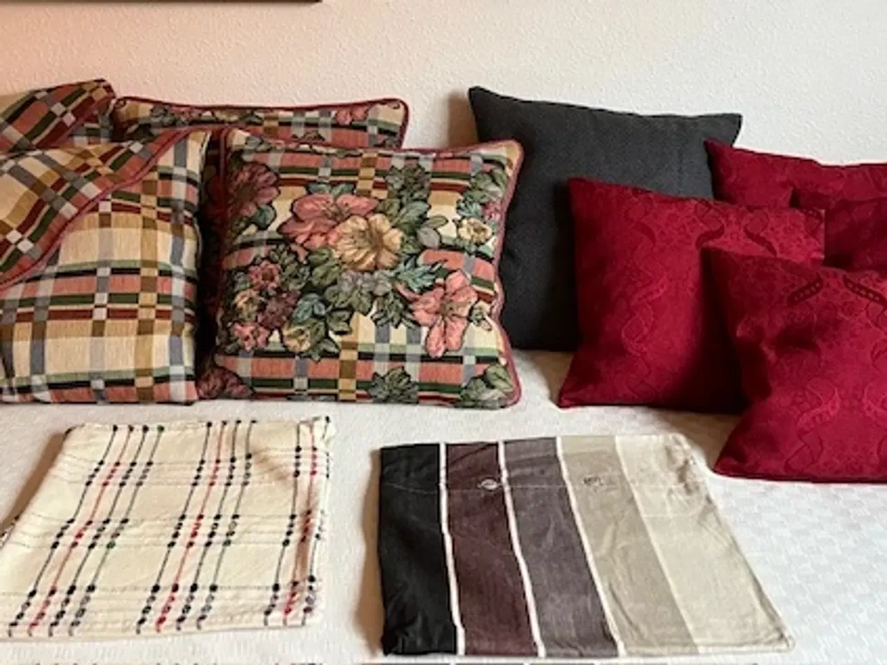 Billede 2 - 2 smukke Gobelin-puder med blomstermotiv