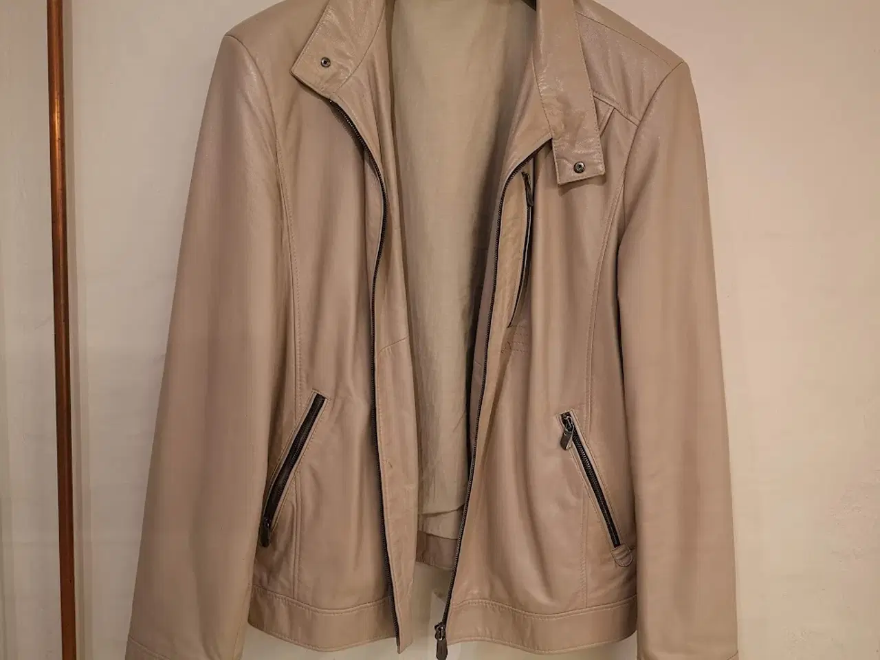 Billede 1 - Lys jakke i læder