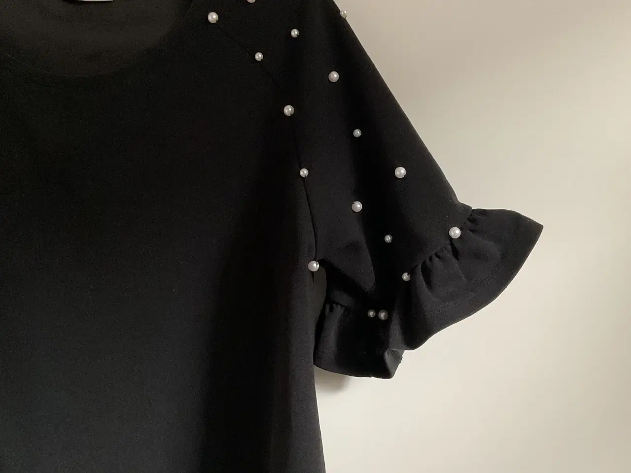 Billede 4 - Franca bluse med perler og lille ærme, str. M.