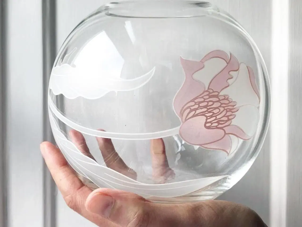 Billede 3 - Kugle af glas m lyserød blomst