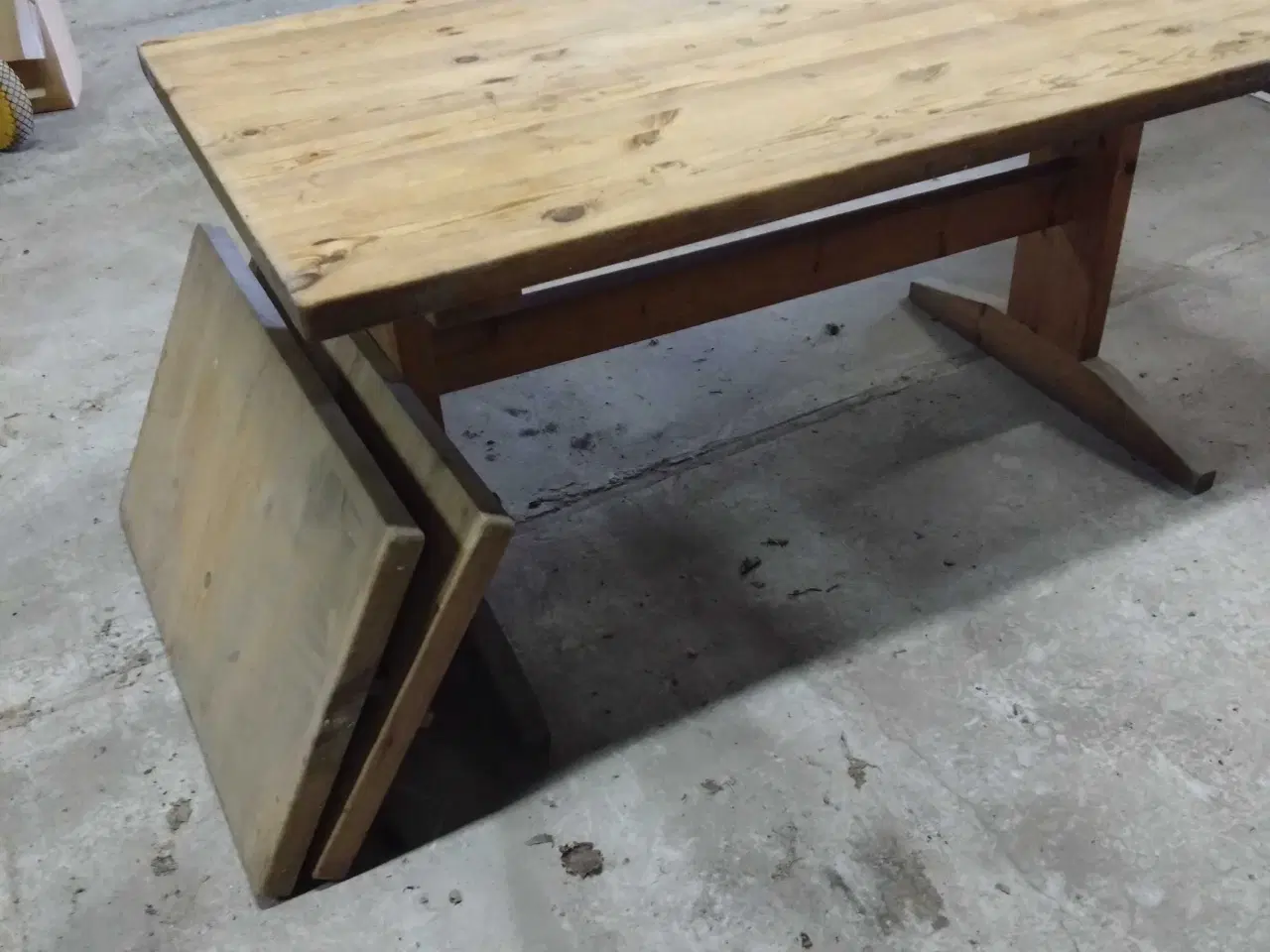 Billede 3 - Massivt spisebord fyr