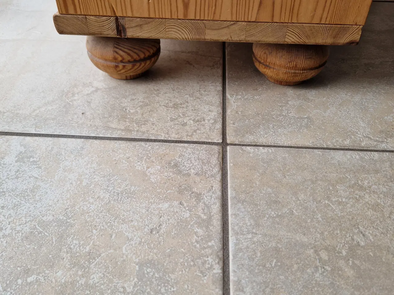 Billede 4 - Lille kommode med tre skuffer