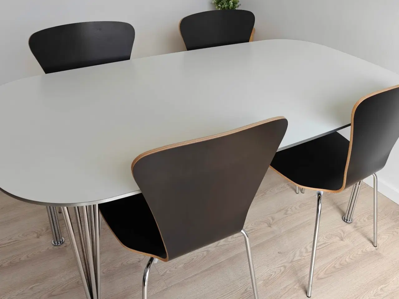 Billede 3 - Vesterby Spisebord med 4 skal stole