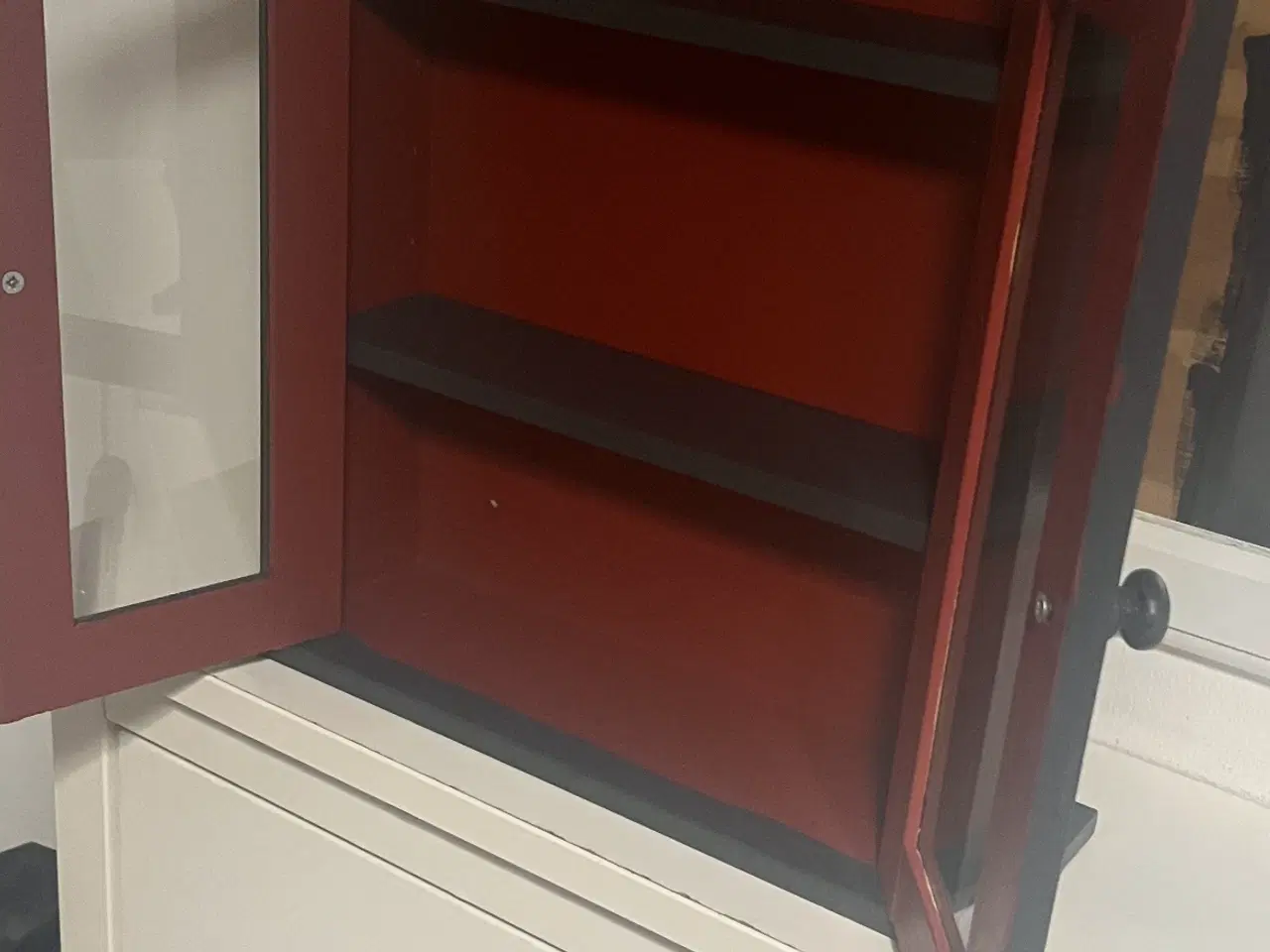 Billede 3 - Vægskab/vitrineskab – antracitgrå med dybrød inder