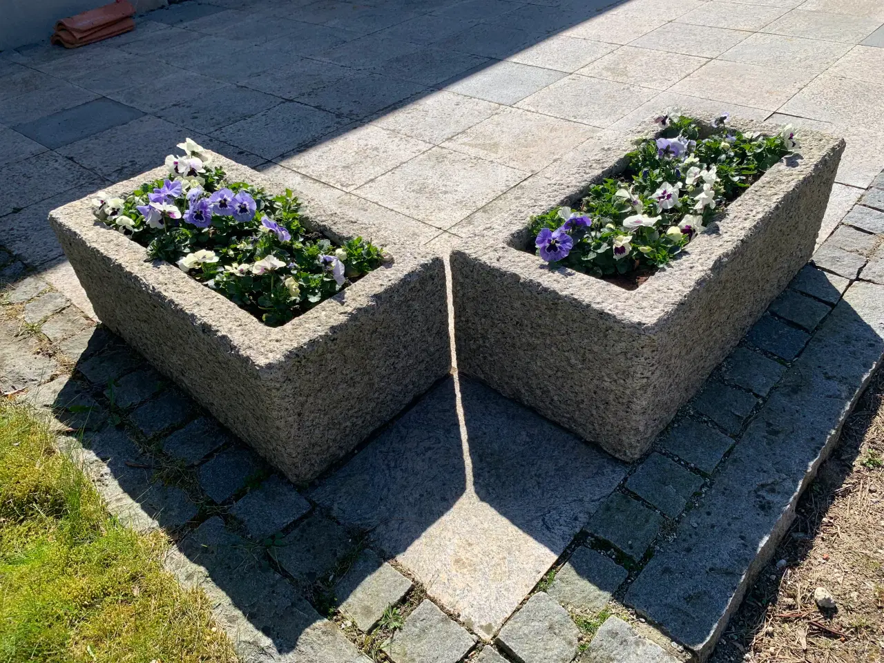 Billede 4 - Unikke aflange blomsterkrukker i massiv granit 