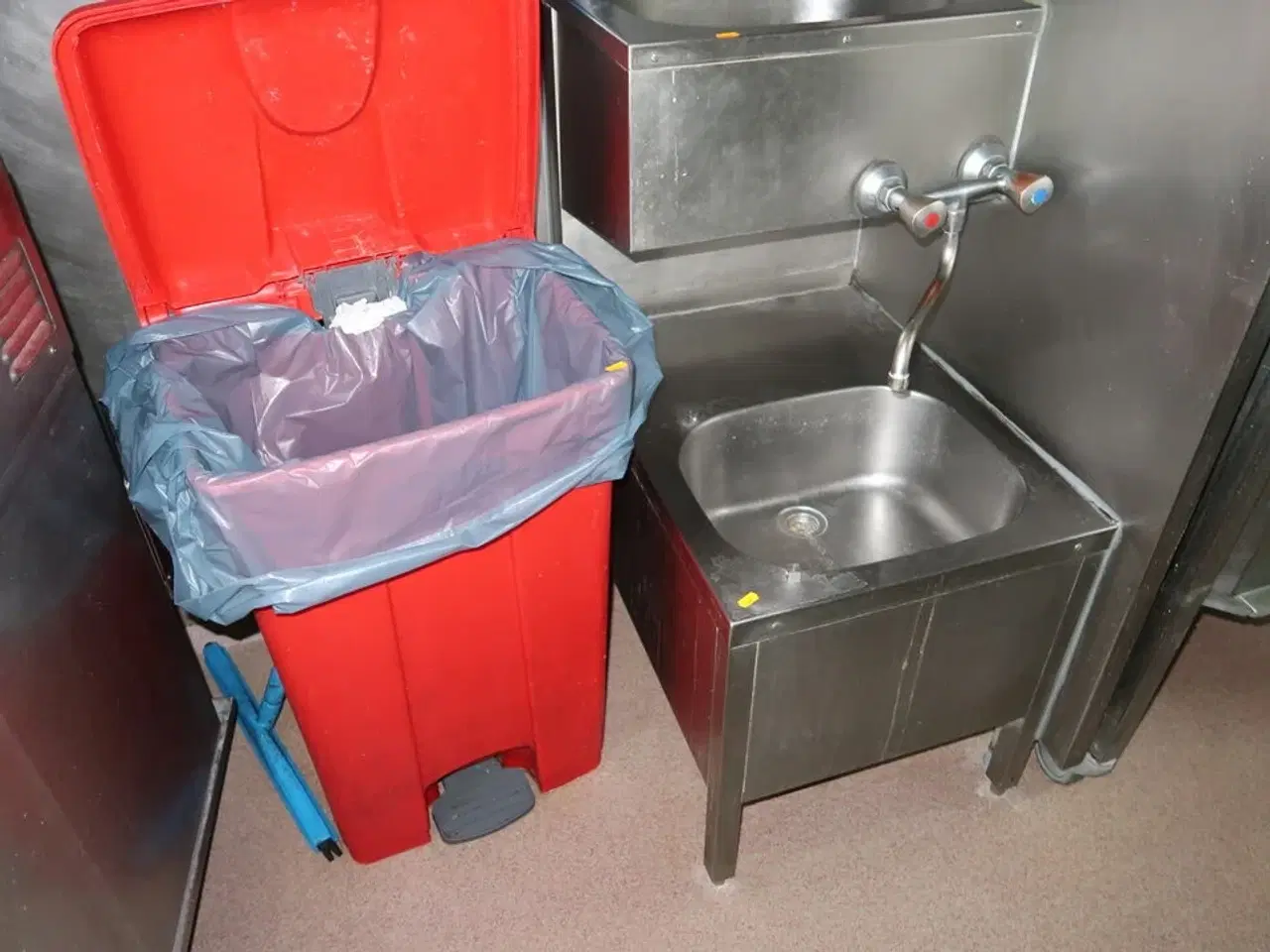 Billede 4 - Papirdispenser, sæbedispenser samt håndvask med armatur m.m.