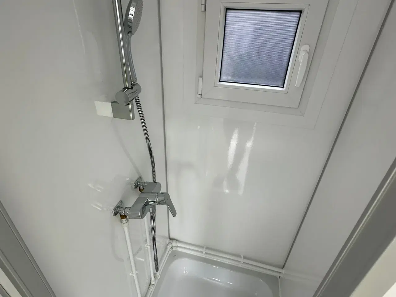 Billede 9 - Type 900: Toilet & Badvogn med 6 bad og 5 urinaler